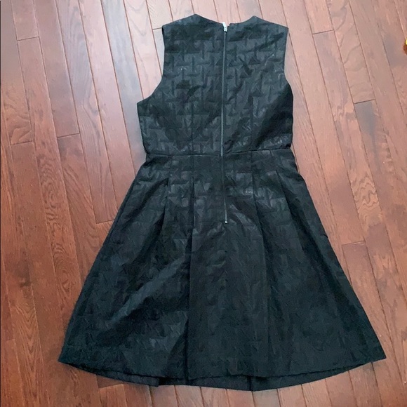 Deep V pleated a line dress - Picture 3 of 3